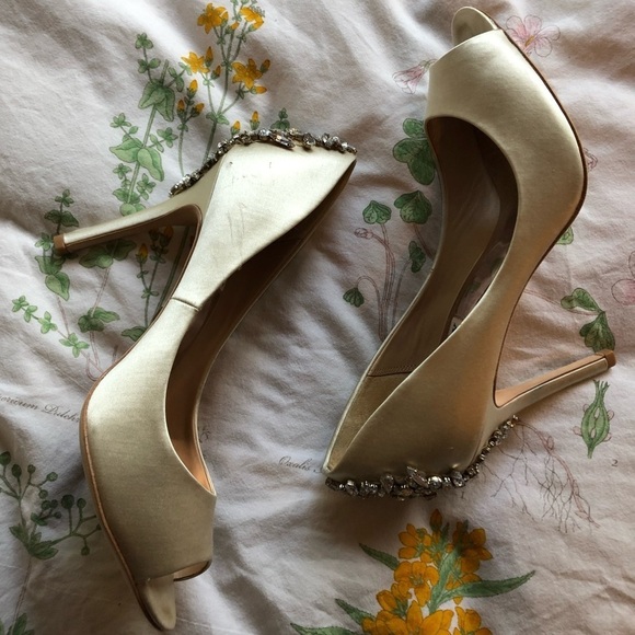 Badgley Mischka 'Nilla' Peep Toe Pump Ivory Satin, - Picture 1 of 7
